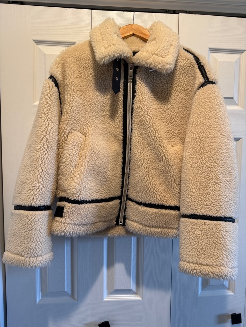 Women’s NWOT Cozy Cream Sherpa Jacket / Coat with Black Leather Trim & Buckles